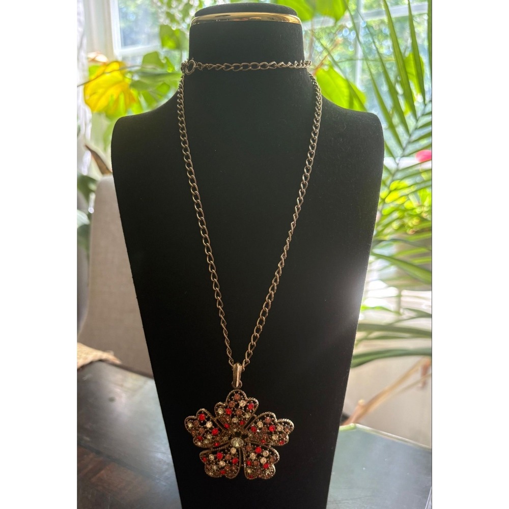 Stunning vintage gold tone necklace with beautiful floral pendant